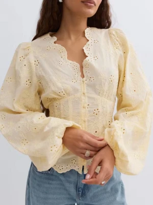 Gul broderad blus med puffärm Gina Tricot - Säljer min jättefina gula blus (liknande Adoore) från Gina Tricot då den tyvärr inte kommer till användning. Den har noll slitage och är endast använd en gång🥰🥰🥰🥰