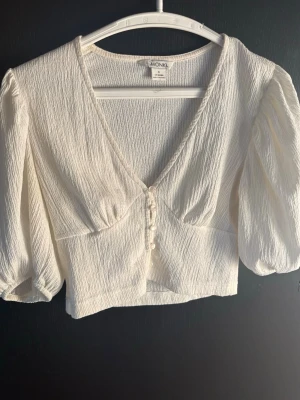 Vit  blus  - Säljer en vit blus från Monki med v-ringning 