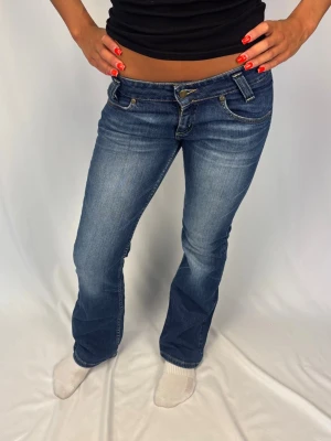 Lågmidjade Jeans - Lågmidjade Jeans | Size: 29/31 | Fint skick, inga defekter | Modellen på bilderna är 168cm lång och väger 60kg | Mått: Ytterbenslängd: 101cm. Midjebredd: 39,5cm. Lårbredd: 26cm. Fotöppning: 22cm. Kontakta mig vid fler frågor eller funderingar!