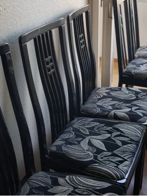 ✨Fem svarta stolar med bladmönster ✨ - Säljer fem stilrena svarta stolar med ryggstöd i trä och mjuka sitsar klädda i svart tyg med grått bladmönster. Stolarna har raka ben och en modern design som passar till många olika inredningsstilar. Jag säljer stolarna för   150kr/st, men vid köp av fler så får man en rabatt vid 20% 💝💝