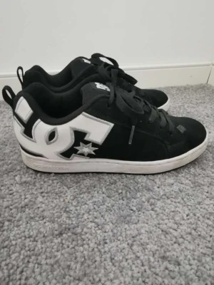 Svarta DC skor  - Svarta sneakers från DC använt ca 15 gånger, storlek 39 men liten i storlek . Priset kan diskuteras💕💕