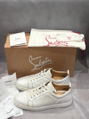 Christian Louboutins vita  - Christian Louboutins vita utan spikar | Storlek - 41.5 passar 42-42.5 | Skick - 9/10, väldigt bra | Box, dustbag samt kvitto medföljer | Äkta | Hör av er vid frågor eller funderingar