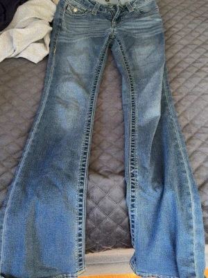 True Religion Jeans - Säljer ett par lågmidjade True Religion jeans. Modell Becca str 25. Inte använt ofta. 