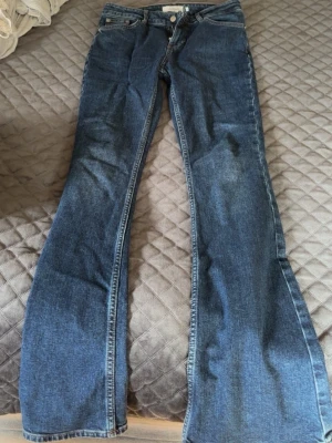 Junkyard Jeans - Säljer dessa jeans ifrån Junkyard i str S. Jag är 165 cm och är för långa i benen. Använt max 3 gånger.