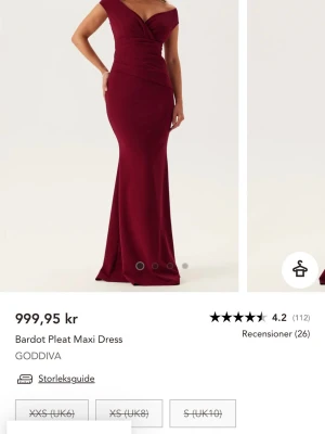 Vinröd balklänning  - Elegant vinröd klänning i storlek 36/S med en smickrande passform och stilrena detaljer. Den är endast använd en gång och är i mycket fint skick utan några defekter, fläckar eller andra anmärkningar. Nypris är 999 kr. Perfekt till bal, student, bröllop eller andra festliga tillfällen.