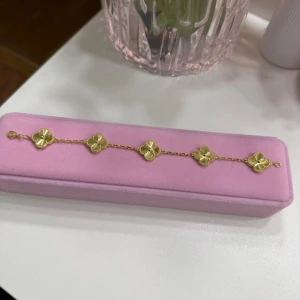 15mm klöverarmband i högkvalitativt  - Upptäck ett stilrent klöverarmband som kombinerar elegans och kvalitet i varje detalj. Tillverkat av rostfritt stål och förgyllt med 18K guldplätering, ger det en lyxig lyster som håller över tid. Klöverdesignen symboliserar tur och skönhet, vilket gör armbandet till mer än bara en accessoar – det är ett statement.  Perfekt för att lyfta din vardagslook eller komplettera en festoutfit. Ett tidlöst smycke som passar alla stilar och tillfällen.