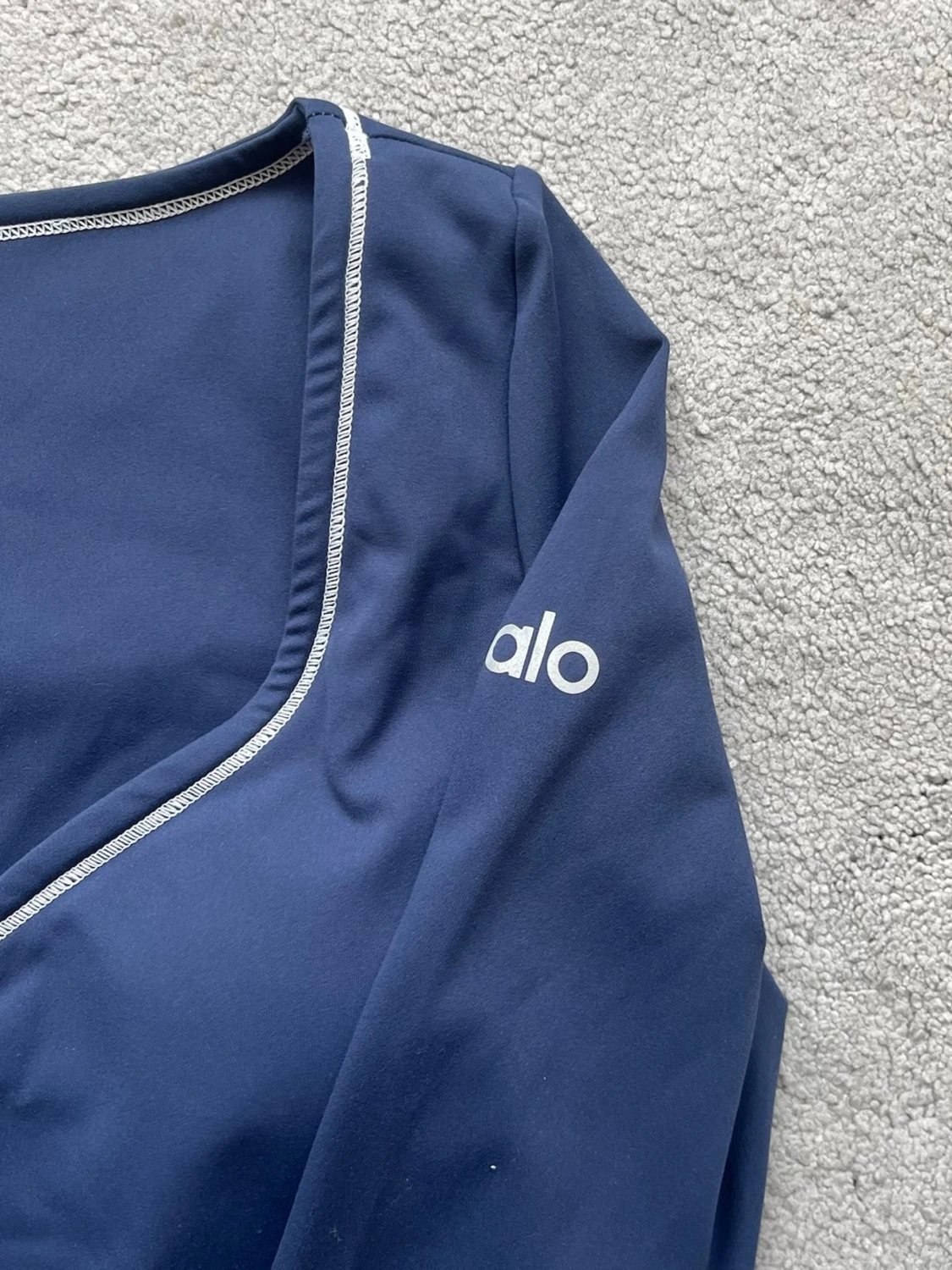 Mörkblått set från Alo med vita detaljer - 4