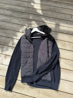 Gran sasso cardigan  - En sjukt fet gran sasso cardigan, storleken som finns på lappen motsvarar ca M, skulle även passa S, den e i otroligt grymt skick och enligt mig finns det ingen fetare cardigan än denna, skriv vid intresse🙏🏻