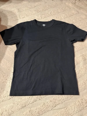 Uniqlo tshirt - En svart t-shirt från Uniqlo U i storlek XS. Kom pm vid frågor!