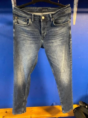 Philipp plein jeans - Snygga blå slim fit jeans från philipp plein med klassisk femficksdesign. Jeansen har normal midja, bälteshällor och dragkedjegylf. Perfekta för en avslappnad och trendig look i storlek 33;32