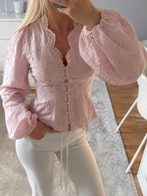 OANVÄND Balloon sleeve blouse - Den är oanvänd och med prislappar kvar! Helt slutsåld på hemsidan💕