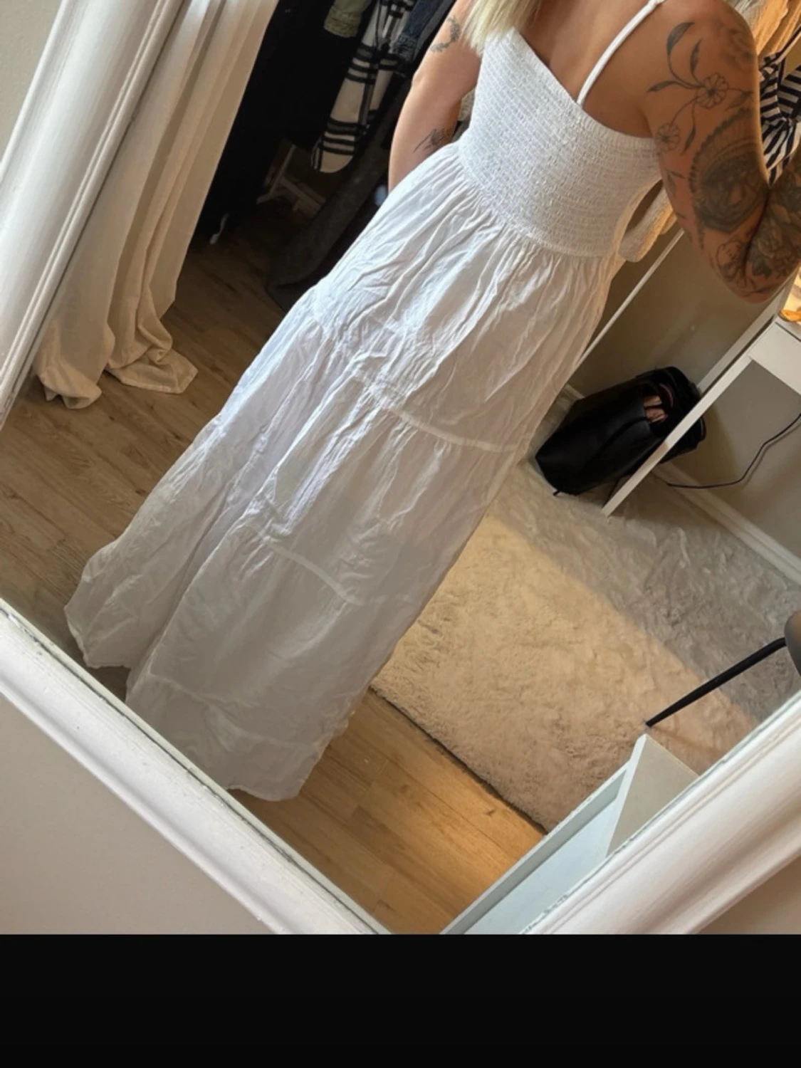Vit långklänning med smock och tunna band - 1