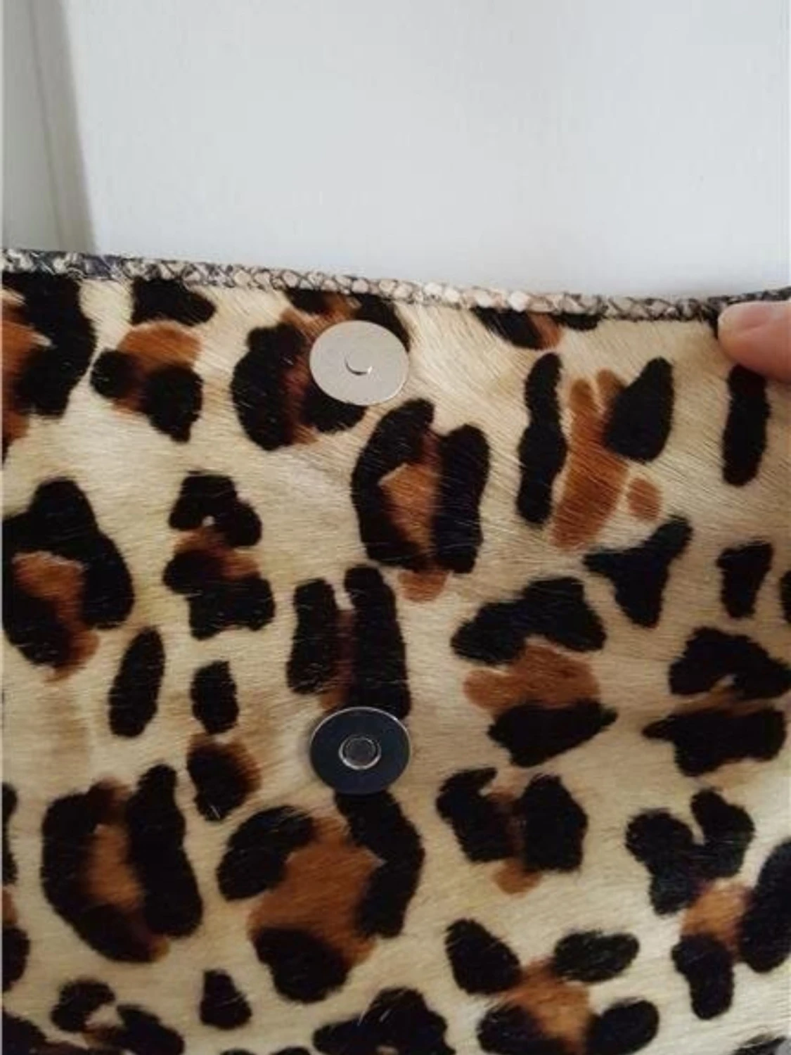 Leopardmönstrad kuvertväska med tofs - 1