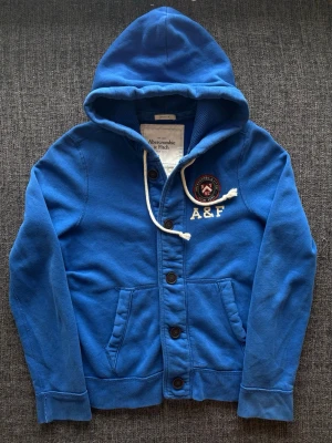 Abercrombie & Fitch cardigan - Sjukt eftertraktad Abercrombie & Fitch cardigan i M – vintage och sällsynt modell 🌿  Kan gå ner lite i pris vid snabb affär ✌️ Skickas inom 24h 📦