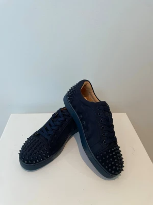 Louboutin sneakers - Ett par helt nya Christian Louboutin sneakers. Skorna är riktigt snygga och i helt oanvänt skick. Bara att höra av sig vid frågor. 