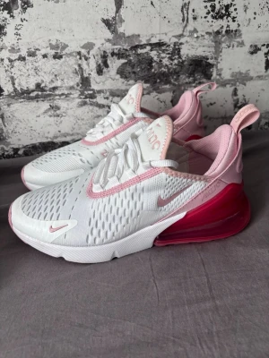 Nike Air Max 270 - Helt nya Nike air Max 270! Passar bra till de mesta. Fina färger.  Priset är inte helt klart! 