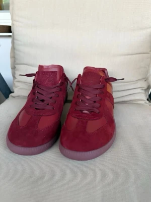 Burgundy Maison Margiela gats - Helt nya Burgundy Maison margiela gats i storlek 43, köpta från nk, kvitto tillkommer samt dustbagsen,  boxen medföljer tyvärr inte, innersulan är 28cm, hojta till vid funderingar!