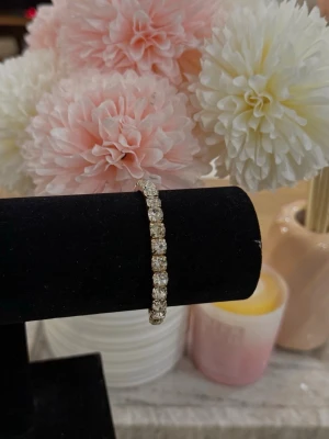 Guld Tennis Armband - Armbandet är helt nytt och har aldrig varit använd. Rostfritt stål färgen går inte bort. Den är även justerbar så du kan justera den efter din storlek på armen.