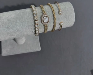 Guld Armband 4 st - Alla armbanden på bilden medföljer. Helt nya har aldrig använts. Rostfritt stål. Justerbar.