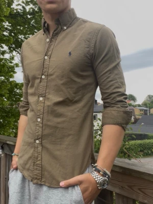 Ralph Lauren S - Galet snygg Ralph lauren Sommarskjorta i storlek s Modellen är 188 väger 78kg Hör av er vid minsta fundering 