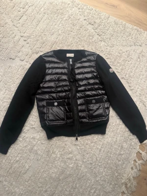 Moncler tricot  - Skriv för fler bilder eller frågor 🩷säljer den för jag vill byta stil