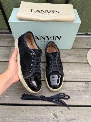 Lanvin  - Lanvin dbb1 patent cap toe marinblå | storlek 7 eu41 sitter som 42-43 | 27,6 cm innermått | väldigt bra skick | allt ingår | pris går att diskutera vid snabb affär | snöret lite slitet men inget sönder |