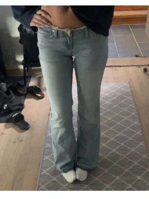 Ljusblå bootcut jeans - Ljusblå low waist jeans! Använda fåtal gånger. Skriv vid frågor!! Obs lånade bilder✌🏼✌🏼