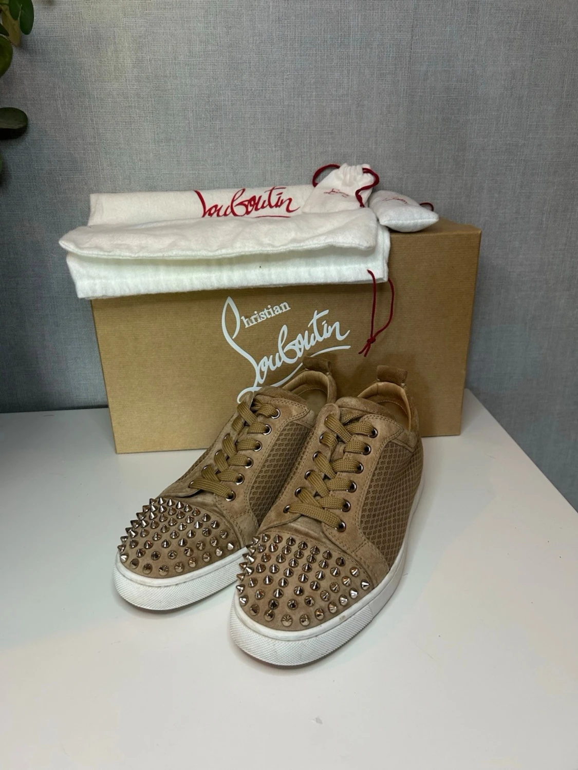 Beige sneakers från Christian Louboutin