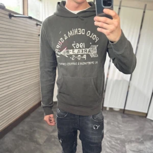 Ralph lauren denim supply hoodie - Mycket fint skick, inga defekter. Nypris ca 1500kr. Passar dig som är 180-190cm ungefär. Riktigt skönt och stretchigt tyg på denna‼️Modellen är 185  cm, 75 kg. Skriv för mer information!🤝