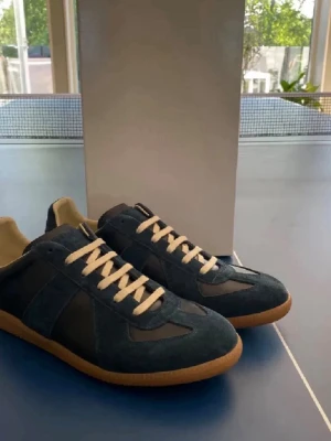 Maison Margiela Gats (artikel verifiering) - Säljer ett par stilrena maison margiela gats | Strl 42 passar 43 | Skick 10/10 endast testade👊 Färg - mörkblå | Pris 3599kr går att diskuteras vid snabb affär. Artikelverifering finns vid befrågan.💕 Mvh Etienne