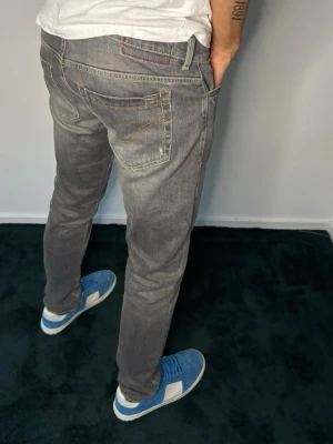 Dondup George jeans - Dondup George jeans i färgen grå🙌 storlek 33, modellen på bilden är 187 cm och väger 70 kg⚜️