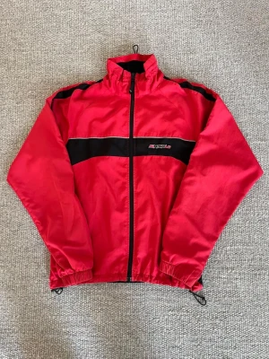 Sinsalo jacka - Vintage sinisalo jacka i fint skick. Stl S men passar XS om man bara spänner spännbanden längst ner på jackan. Färg röd och har en reflekterande streck på mitten av jackan.  #vintage #sinisalo #y2k #motorcycle #fashion #00s #jacket #sinisalo