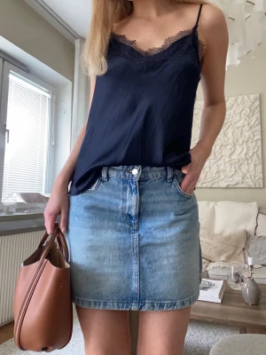 Ljusblå kort jeanskjol  - Ljusblå superfin kort jeanskjol från Zara🤍 Säljer då den är för stor för mig, aldrig använd så i väldigt bra skick! 