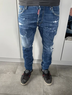 Dsquared2 jeans - Säljer nu ett par otroligt sjysta Dsquared2 jeans. Modellen på bilden väger 76kg och är 181cm lång. Bara att höra av er vid frågor eller funderingar!