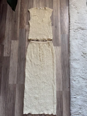 Set från Zara - Jättefint beige sett ifrån Zara, använt ca 2 gånger. Storlek S i både toppen och kjolen🤍