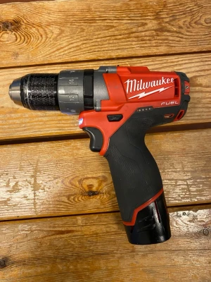 Milwaukee M12 borrskruvdragare - Kraftfull och kompakt borrskruvdragare från Milwaukee i modellen M12 FUEL. Verktyget är rött och svart med ergonomiskt handtag och tydliga reglage. Batteridriven och har justerbar momentinställning. Perfekt för både hemmafix och proffsjobb.