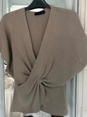 Beige stickad omlottopp - Jätte fin topp från zara aldrig använd