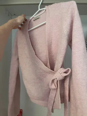 Ljusrosa omlottkofta från Gina Tricot - Supersöt ljusrosa stickad omlottkofta från Gina Tricot.