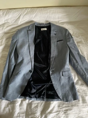Ljusgrå kavaj från H&M - En fin kavaj som är grå från hm. Använd ett fåtal gånger. Storlek: 170/14+år