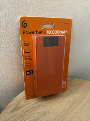 Powerbank 10 000 mAh med display -  2 st Powerbank med 10 000 mAh med display som visar ladden i % hur många W samt hur många V.  1 st för 200kr båda för 300kr. Finns att hämta upp I Norrköping eller frakta genom plick. 