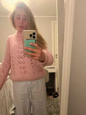 Mohair stickad - Jättesöt stickad i mohair från hm!!! Perfekt till sommarkvällar eller höst / vår❣️