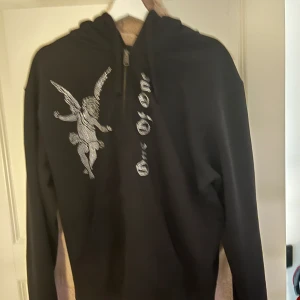 One of one - Som ny zip tröja 