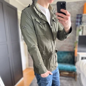 J.lindeberg field jacket - Mycket bra skick, inga defekter! Passar dig som är mellan 170-180cm ungefär. Modellen är 185 cm, 75kg. Sänkta priser på köp av fler varor! Skriv för mer information🤝