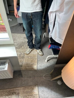 Raw Nudie Jeans Average Joe - Average Joe Nudie Jeans – Dark Oldie Raw Storlek W29/L32.  Säljer ett par klassiska Nudie Average Joe som ej säljs längre. Fint S kick med snygg fade och mycket liv kvar. En slitning på bakfickan, gör endast jeansen snyggare. Personen på bilden är runt 180cm och väger cirka 60kg  Mått(Kan skilja smått då en amatör tagit måtten):  * Midja: 38 cm * Ytterlängd: 109 cm * Benöppning: 20 cm.          