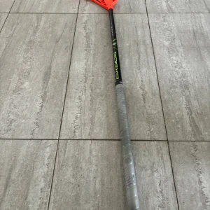 Förra årets Hyperlight 29 flex 92 cm  - "Passa på att fynda en riktigt bra innebandyklubba! Den har bara använts en halv säsong och är i jättefint skick. Nypriset var 1899 kr, och den kommer med ett grymt FSL blad som är specialfärg från Finland och som ensamt är värt ca 400 kr. En perfekt klubba för dig som vill ha kvalitet till ett riktigt bra pris."Det går även att bara köpa bladet om man skulle vara intresserad i det.