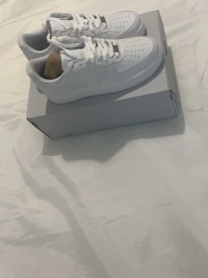 Vita Air force 1 - ✨ Helt vita och stilrena sneakers som passar till allt! ✨ 🔥 Perfekta till vardag, skola, stan eller fest. 💯 Klassisk design som aldrig går ur tiden. 🤍 Bekväma att använda och enkla att matcha med alla outfits.  📏 Storlek: 40 🎨 Färg: Vit 👌 Skick: Mycket fint skick  💥 Ett måste i garderoben för dig som gillar en ren och trendig look! 💥  📩 Hör av dig vid intresse eller om du har några frågor! 😊