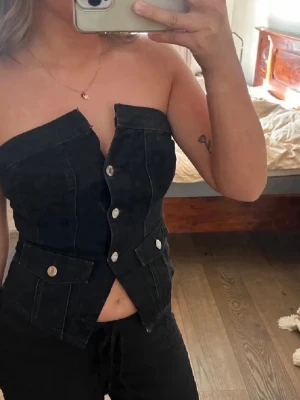 Zara topp - Säljer en svart jeans topp från Zara passar M elr S