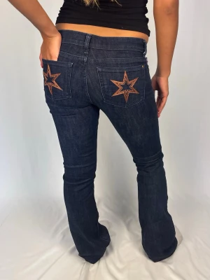 Victoria Beckham Jeans - dVb Victoria Beckham Jeans | Size: 28/35 | Mycket bra skick, inga defekter | Modellen på bilderna är 168cm lång och väger 60kg | Mått: Ytterbenslängd: 107cm. Midjebredd: 40cm. Lårbredd: 24cm. Fotöppning: 23cm. Kontakta mig vid fler frågor eller funderingar!