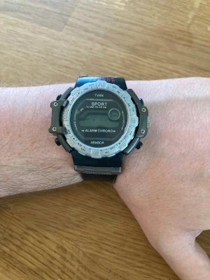 Digitalklocka Twin Sport Triple Sensor 42-50mm - Digitalklocka, stöttålig, sportig, alarm, kronograf, vattentålig, rejält tåligt armband, diverse funktioner etc. Nära nyskick enligt bilder. Säljes otestad men förmodligen bara bytt batteri som behövs.   Begagnat värde: 500 SEK Mitt pris: 389 SEK  Skickas alltid snabbt och spårbart. Skriv vid frågor och se gärna mina andra annonser!