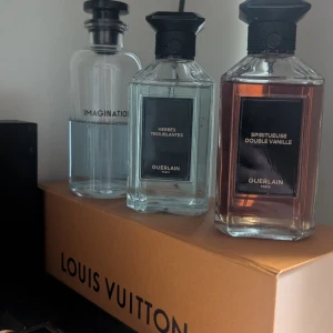 Säljer/Byter  - Samling exklusiva parfymer från märken som Guerlain, Louis Vuitton, Nishane, Xerjoff och Tom Ford. Flaskorna är i glas med eleganta former och detaljer, vissa med svart etikett och andra med guldinslag. Doftsortimentet är varierat och lyxigt, perfekt för dig som älskar unika parfymer. 